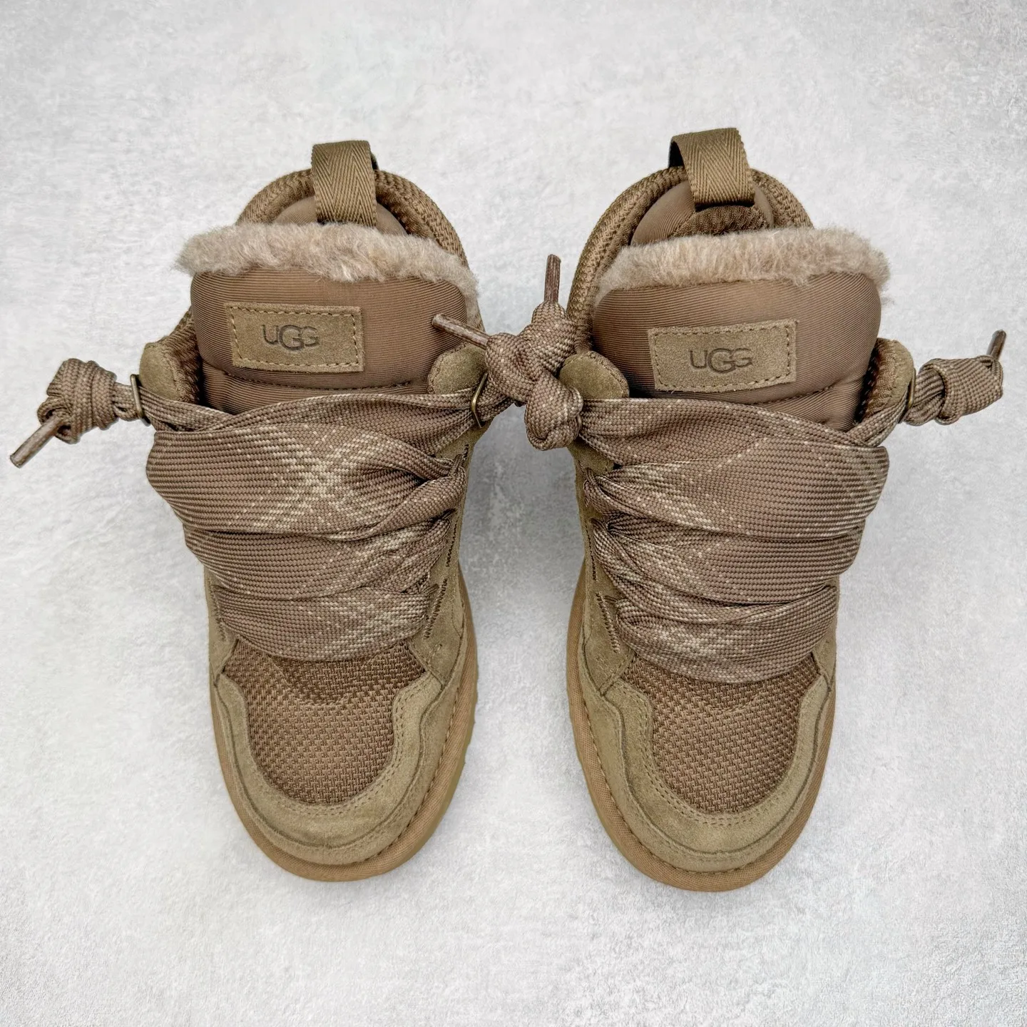 Pick up locally💰640 UGG 4032 Meyer autumn and winter sheepskin and fur integrated snow boots. All shoes are made of ZP from the same factory. Longfeng A-grade Australian imported sheepskin and fur integrated. Men's and women's boots brand OEM production line fully follows the ZP process. OEM original pattern maker adheres to the principle of no original shoes and no development selection. Pay attention to every detail. The most authentic version on the market TREADLITE "Light Wing" technology outsole Lightweight/durable/flexible/pile size: 35 36 37 38 39 40 41 42 43 44 45 Coding: by3936030